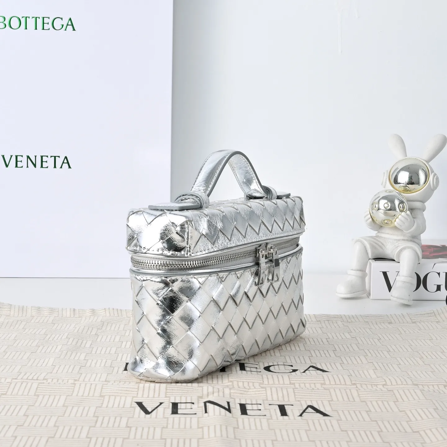 Batch 1360 #BV New Vanity Case Rope Cosmetic Bag, 🎈The metallic luster is super eye-catching and the festive atmosphere is perfect✨✨It adopts the brand's most classic cowhide weaving, with two-way zipper opening and closing, the overall style is retro and elegant, the top handle can be adjusted at will, the shoulder strap can be adjusted at will, the hand is elegant, and the cross-body is casual and casual, unlocking various concave styling scenes🎬 Model 9109 Size: 22x12.5x5
